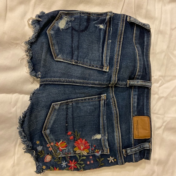 American Eagle jeans shorts with floral design - Picture 4 of 4